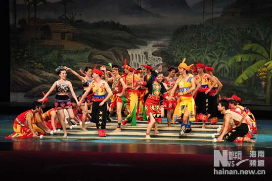 组图:大型黎族苗族原生态歌舞在海南上演