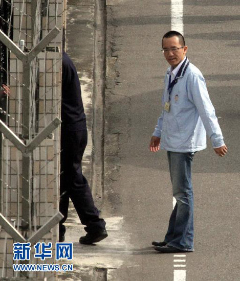  12月2日上午，陈水扁的儿子陈致中在陈水扁移监之前赶往探视。新华社发