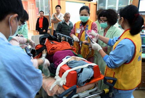 组图：台湾旅游团阿里山遇车祸酿3死8重伤惨剧