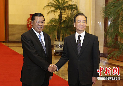 12月13日中国国务院总理温家宝在北京人民大会堂举行仪式欢迎柬埔寨首相洪森访华。中新社记者 廖攀 摄
