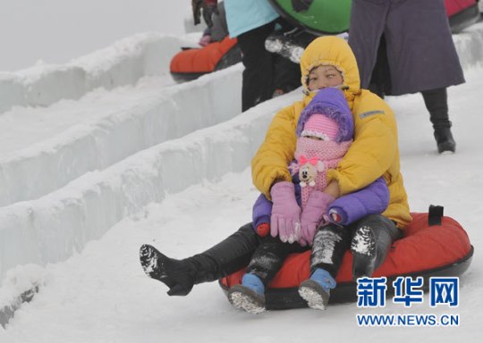 12月12日，根河市的市民在严寒中玩耍。当日，内蒙古根河市最低气温下降到零下45摄氏度。据当地气象部门介绍，由于近期寒流的影响，根河市的气温急剧下降，极度严寒的天气已经持续3天。新华社记者 李欣 摄