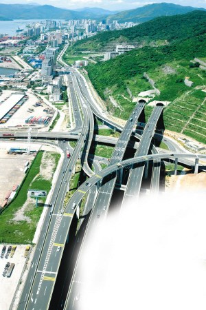 深圳近年来不断加快东部沿海高速公路建设，已初步形成四通八达的交通网。深圳特区报记者 陈富 摄