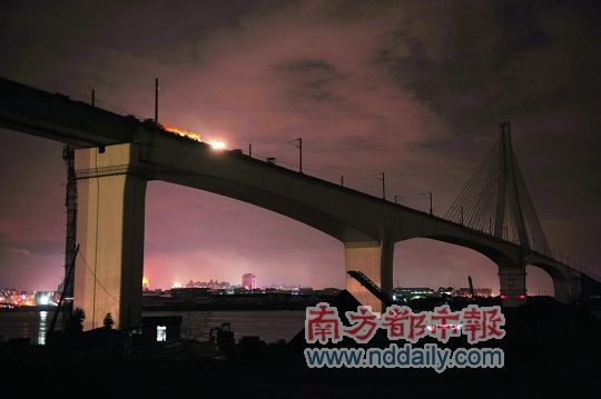 西江特大桥是世界上跨度最大的铁路单塔斜拉刚构桥。南都记者 陈平生 摄