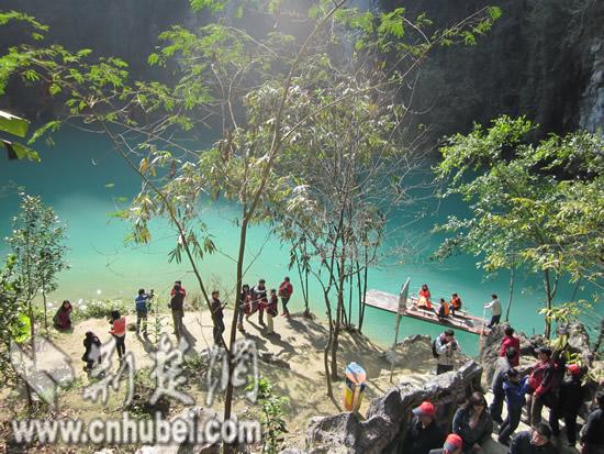 广西凤山三门海：河水碧蓝萦绕七星洞天（组图）