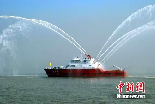 中国最大的双体专勤消防船“南沙号”正式在南沙航区内下水。作 者：南宣供图