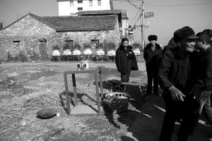 村民们自发地在钱云会遇难的地方悼念他 本版图片 TP