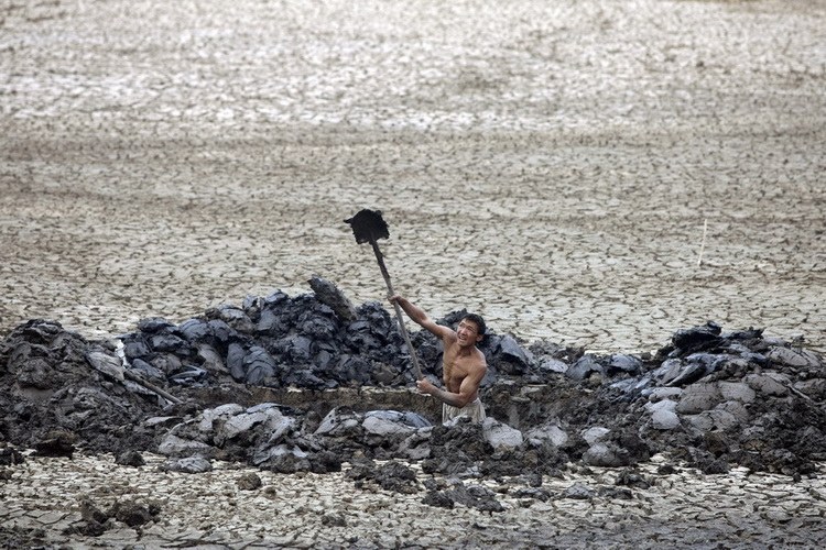 图文：村民独自一人挖地找水