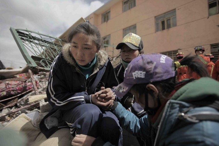 ͼ�ģ�����Ů���ڷ���ǰ�ȴ�����