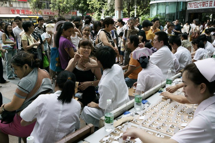 图文:省中医院门前挤满接受三伏天灸的市民