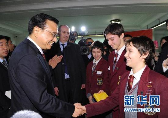 李克强与英国的中国文化爱好者和孔子学院的学生互动。新华社记者 饶爱民 摄