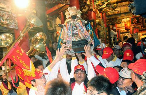 台湾嘉义奉天宫妈祖起驾 绕境祈福9天8夜(组图)