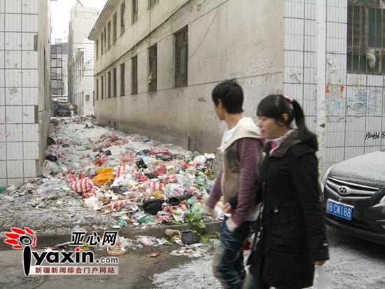 新疆昌吉市一居民区流动人口多垃圾堆成山惹民