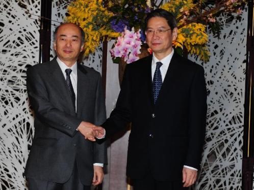 2月28日，在日本首都东京，中国外交部副部长张志军（右）和日本外务省事务次官佐佐江贤一郎对话开始前握手。当日，第十一次中日战略对话在日本首都东京举行。新华社记者 季春鹏 摄