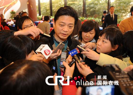 崔永元在报到时遭到记者围追堵截。 
