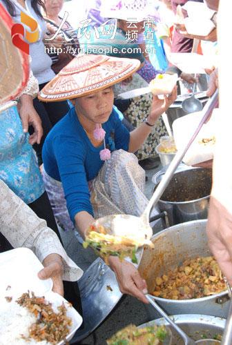 村民给受灾群众免费发放饭菜 摄影：祝鸿伟 