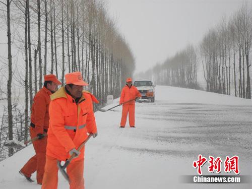 图：受强冷空气影响甘肃大部出现降雪