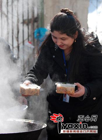 新疆乌鲁木齐市一社区春分时节支大锅诺鲁孜饭飘香(图)