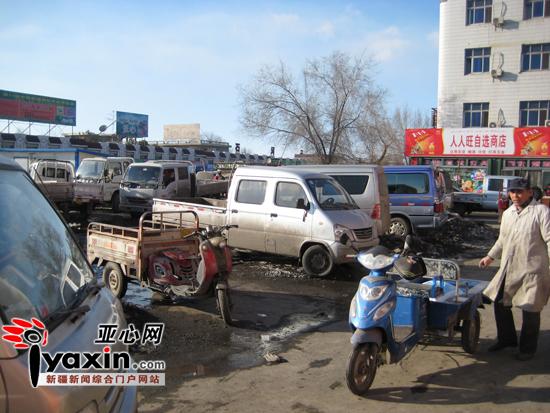 新疆石河子市瓜果批发市场门口车辆乱停 商户