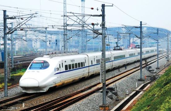 4月13日,一列动车从昌九城际铁路九江段驶过.