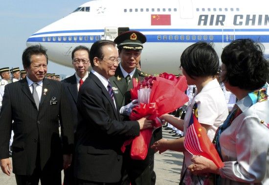 4月27日，国务院总理温家宝乘专机抵达吉隆坡，开始对马来西亚进行正式访问。新华社记者 张铎 摄
