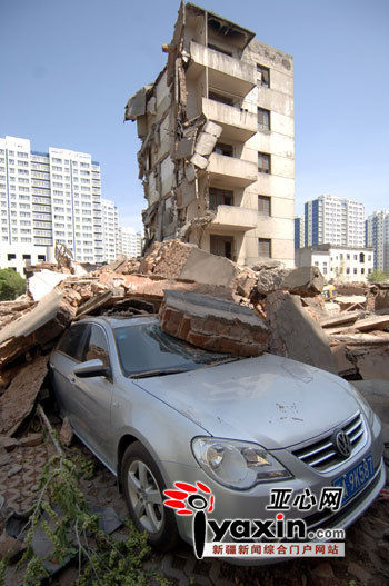 新疆乌鲁木齐市一小区楼房拆除时突倒塌 压断
