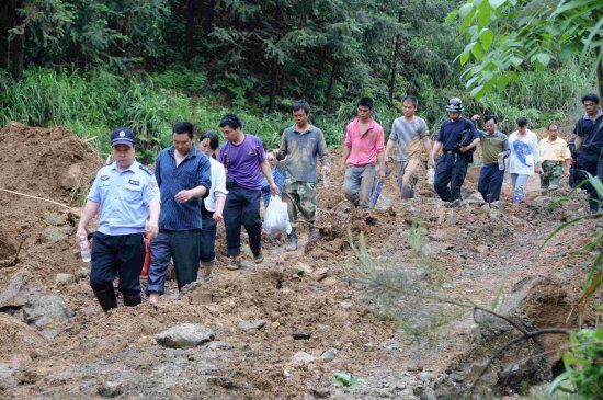 广西全州山体滑坡造成2人死亡19人失踪(组图)