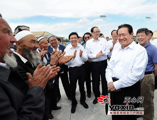 这是5月8日，在喀什市岳普湖县，周永康与即将搬进新居的少数民族群众亲切交谈，详细询问房子造价是多少、自己要出多少、满不满意。新华社记者李涛摄