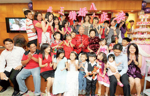 大马华裔夫妇共度60年 儿孙满堂庆80寿诞(组图)_新闻中心_新浪网