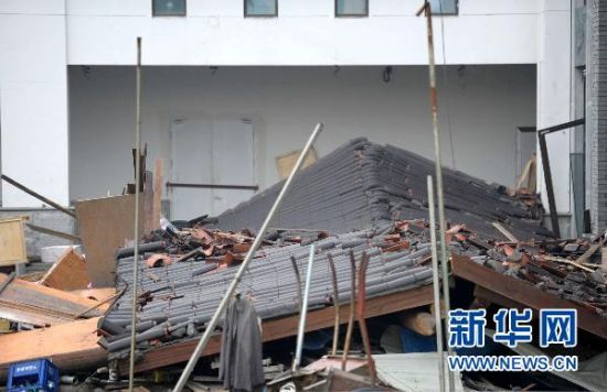 这是6月18日拍摄的工地连廊倒塌现场。新华社/浙报集团发（董旭明 摄） 