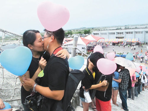 组图:农历七夕催情 台湾各地情侣拥吻宣示爱情