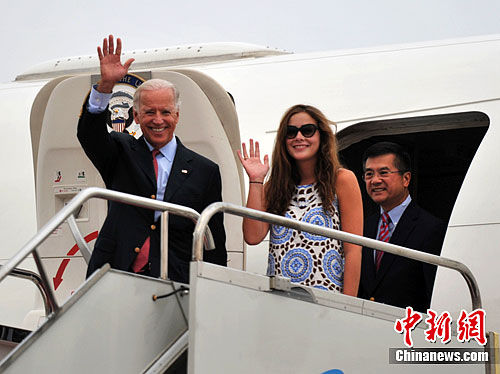 图为拜登及美国新任驻华大使骆家辉一起抵达成都。中新社发 刘忠俊 摄