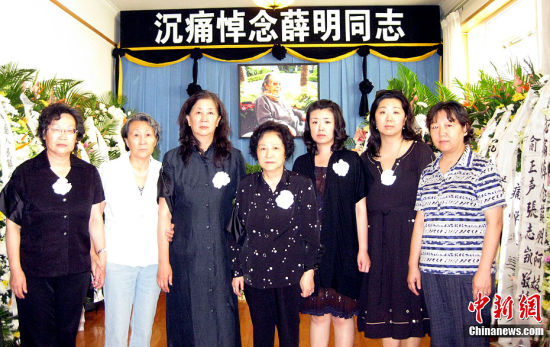 图为悼念薛明老人的亲属及好友。周恩来侄女周秉德（左二），贺龙儿媳冯璐（左三），贺龙女儿贺捷生（左四），周恩来侄女周秉健（右一）等人。淮黎霞摄影报道
