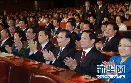 9月30日，庆祝中华人民共和国成立62周年音乐会“祖国颂”在北京人民大会堂举行。中共中央政治局常委李长春等领导同志与首都各界群众欢聚一堂，共同欣赏这台音乐会。新华社记者鞠鹏摄