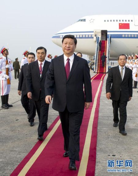 12月20日，中共中央政治局常委、国家副主席习近平抵达越南首都河内，开始对越南进行正式访问。越南党和政府高级官员到机场迎接。新华社记者李学仁摄 