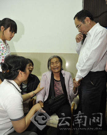 相关领导到医院看望慰问柯占军家属及受伤群众(图)