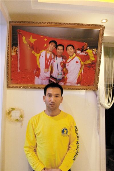 汪成荣家里的墙上挂着他在北京残奥会上和弟子的合影。如今，这位金牌教练因为奖金分配问题，被青海体工一大队停职。本报记者 范遥 摄