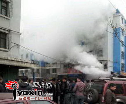 新疆乌鲁木齐一小区门面房起火 两人受伤(图)