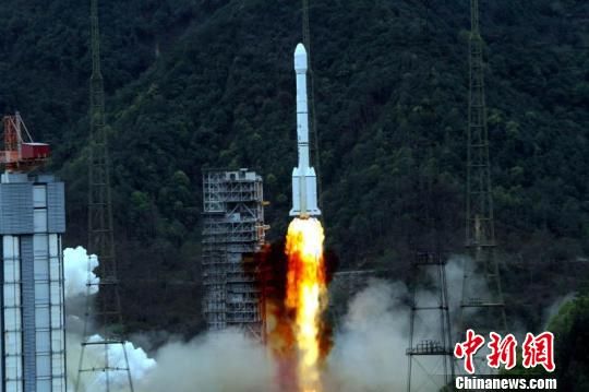 中国成功发射“亚太7号”卫星。中新社记者 孙自法 摄