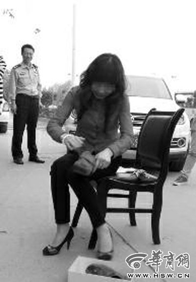 送朵玫瑰提醒她开车换下高跟鞋(图)