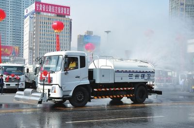 我市在东方红广场隆重举行"清洁城市,做美兰州"攻坚战暨环卫作业车辆