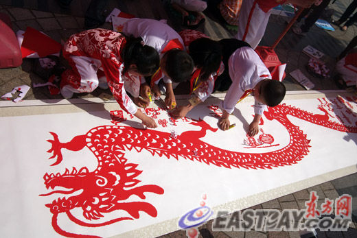 东方明珠举行2012上海少年儿童百米长卷书画