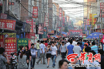 长里村现有5万多外来工居住在这里,繁华的街道充满了年轻人的希望