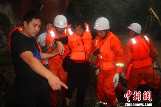 湖北远安2名老人遭洪水围困冲锋舟救人出山(图)