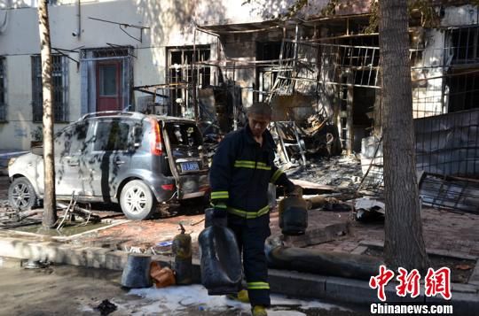 哈尔滨市一液化气站发生爆炸，图为哈尔滨市消防官兵正在清理现场。　李柏杨　摄