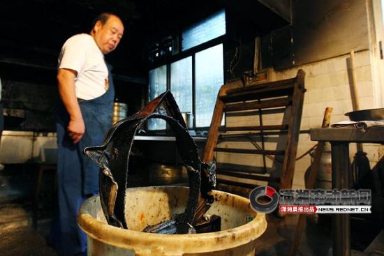 清晨居民楼单位食堂起火老厨师拿灭火器灭火[