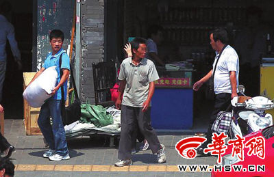 看旅客走来就伸腿(图)