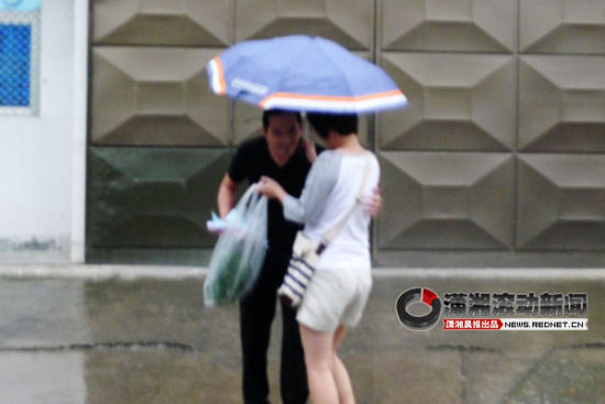 <em>快男</em>阿穆隆出狱<em>头发</em>凌乱 称将戒酒继续赎罪[图