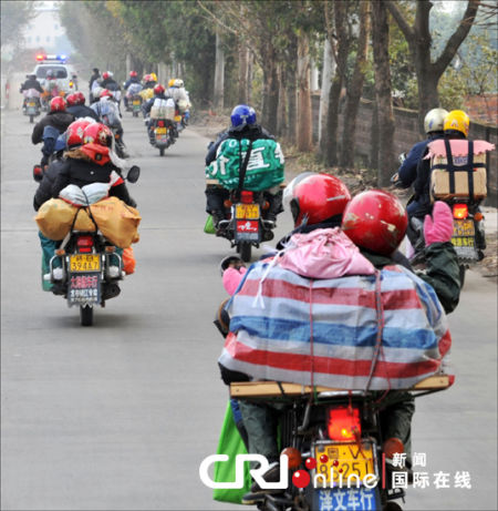 广东梅州现摩托车返乡潮(组图)|广东梅州|摩托车