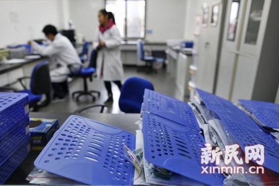上海毒校服事件后30所学校集中送检校服|毒校