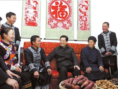 2012年12月，胡锦涛在贵州毕节市黔西县乌骡坝村看望布依族村民潘安平一家。